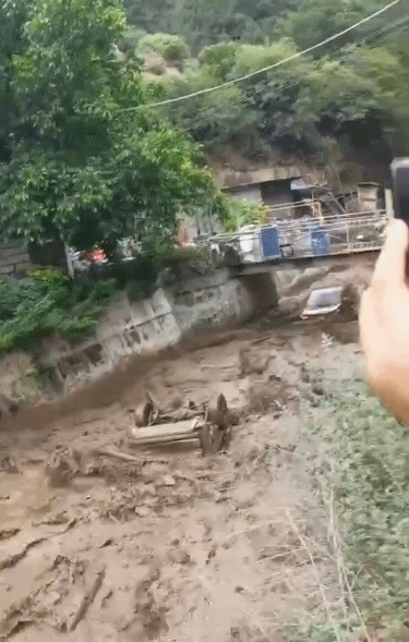 鼎点平台官方：四川雅江突发泥石流 事发路段已采取交通管制措施